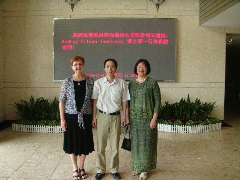 Group picture of Dr.Wu,Dr.Sandhusen,President Wei